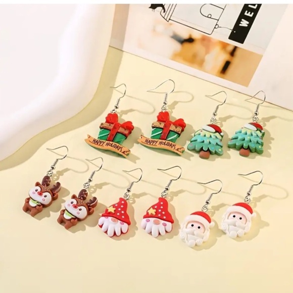 NWT! 5 Pairs of Absolutely Adorable Christmas Holiday Pierced Dangle Earrings! - Picture 1 of 4